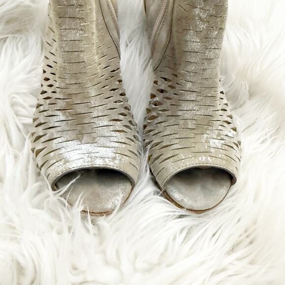 PAUL GREEN | Tacey Metallic Perforated Leather
Peep Toe Ankle Booties | 6 (3.5) - Picture 2 of 12